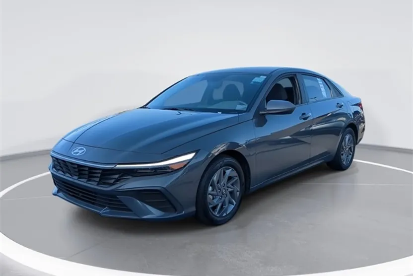 2024 Hyundai Elantra SEL photo 1