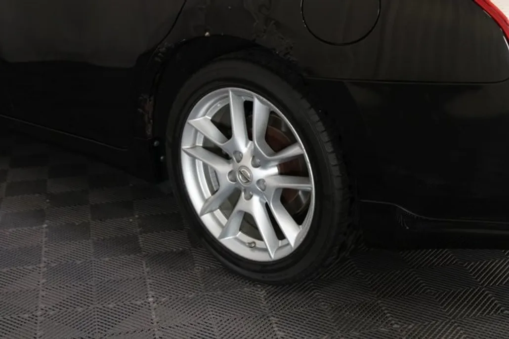 2010 Nissan Maxima SV photo 1