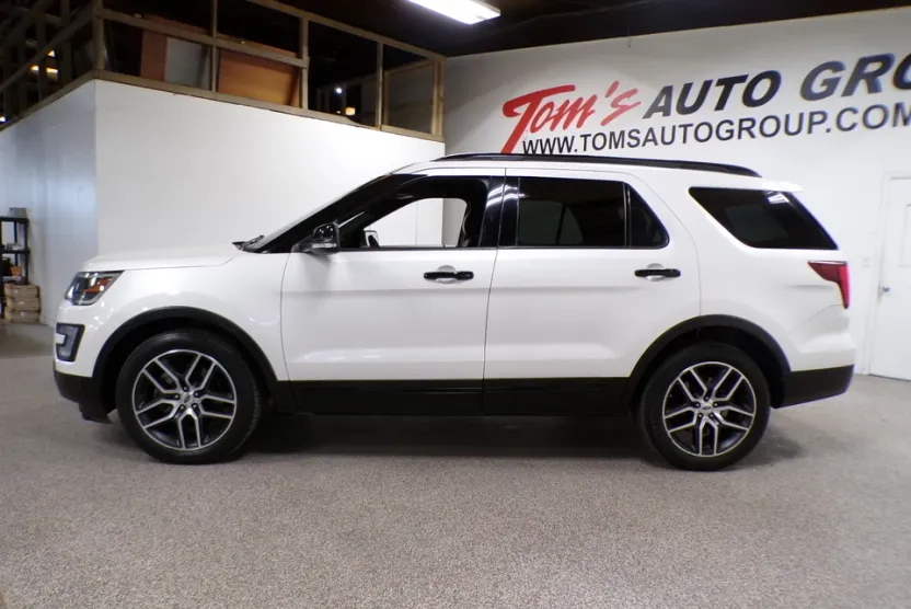 2017 Ford Explorer Sport photo 1