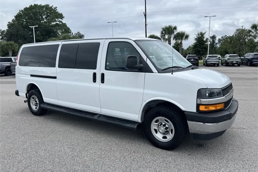 2022 Chevrolet Express 3500 LT Passenger Van photo 1
