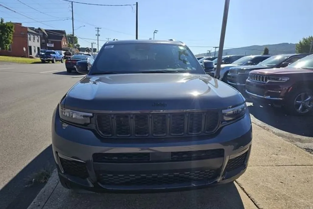 2025 Jeep Grand Cherokee Limited photo 1