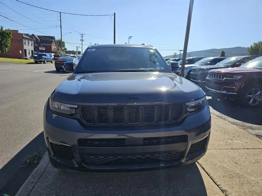 2025 Jeep Grand Cherokee Limited photo 1