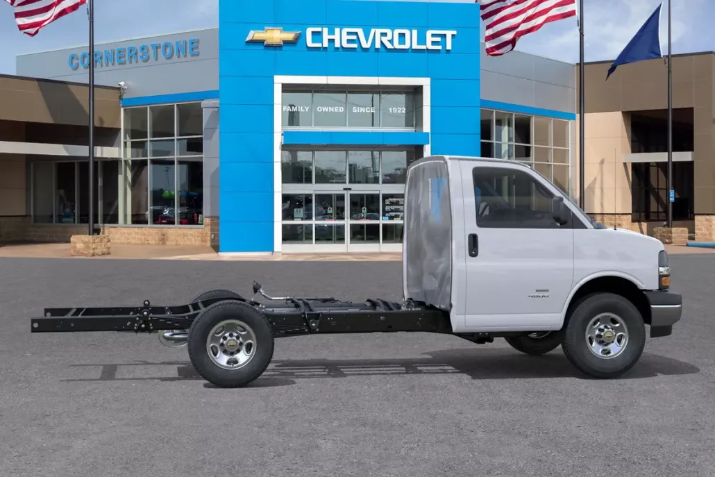 2025 Chevrolet Express Cutaway 3500 photo 1