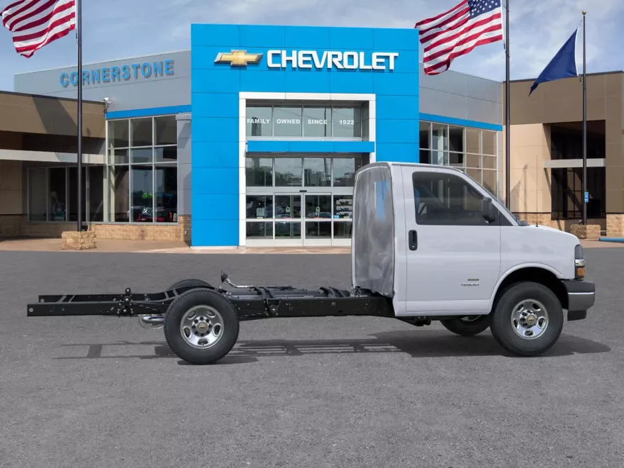 2025 Chevrolet Express Cutaway 3500 photo 1