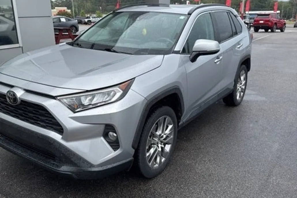 2020 Toyota RAV4 XLE Premium photo 1