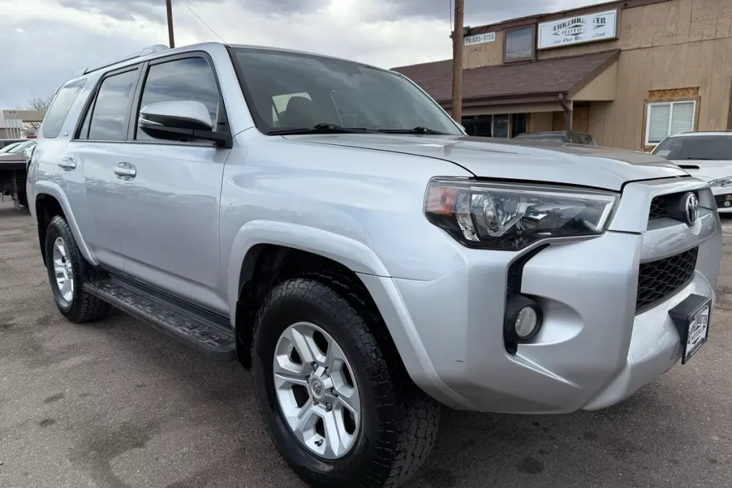2017 Toyota 4Runner SR5 photo 1
