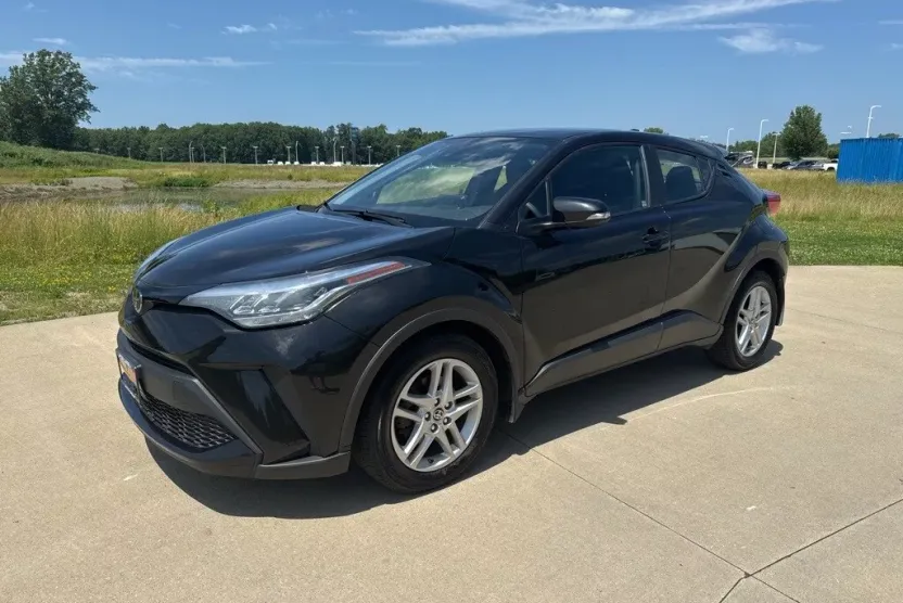 2021 Toyota C-HR LE photo 1