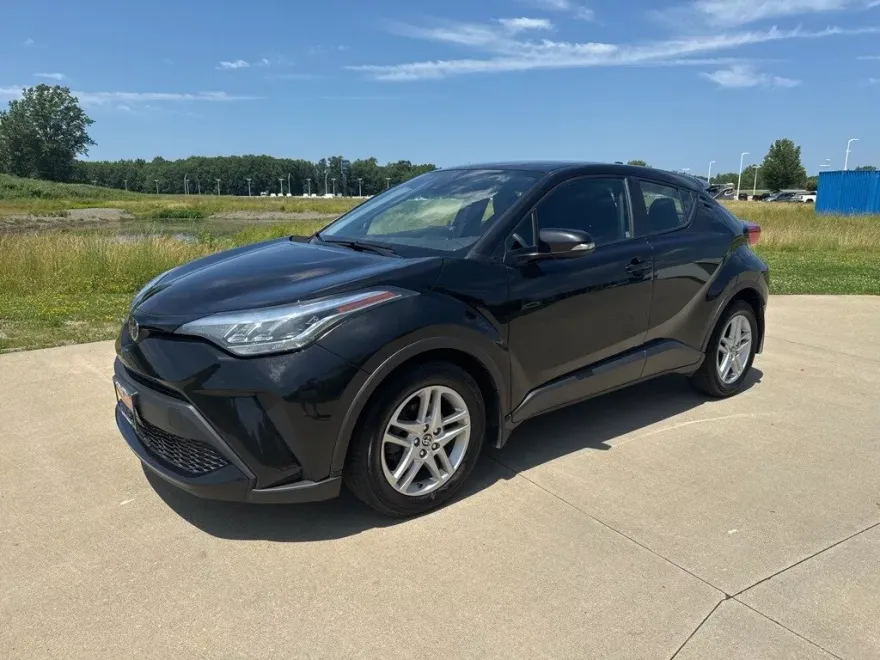 2021 Toyota C-HR LE photo 1