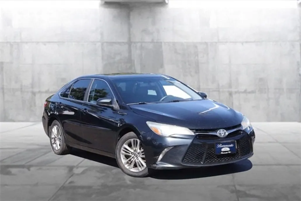 2015 Toyota Camry SE photo 1