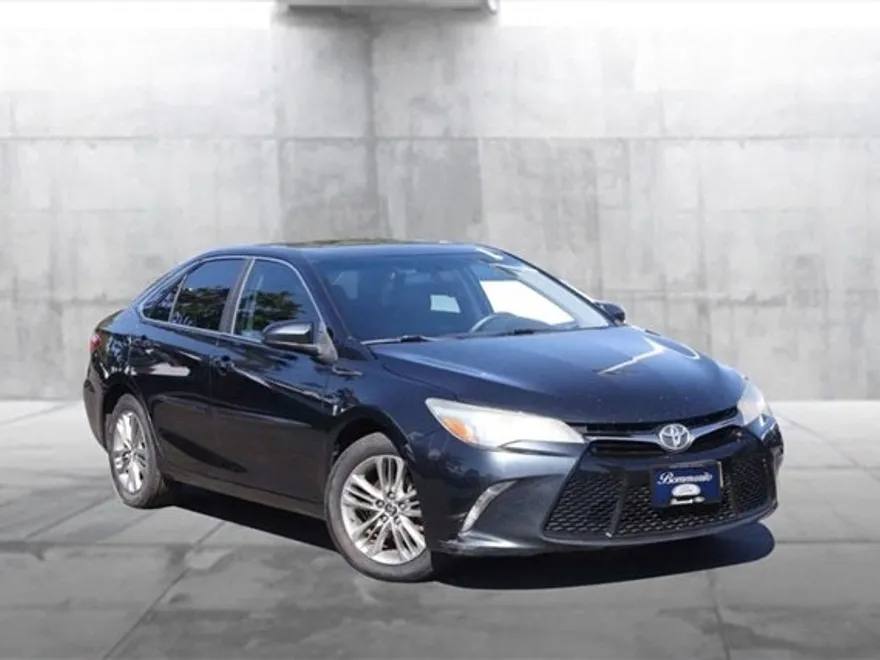 2015 Toyota Camry SE photo 1