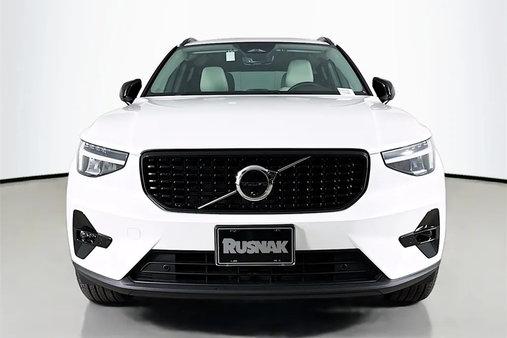 2025 Volvo XC40 Plus photo 1