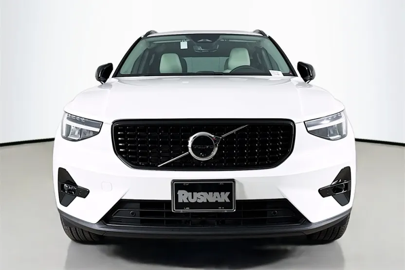 2025 Volvo XC40 Plus photo 1