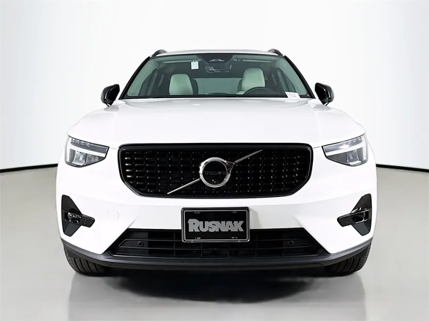 2025 Volvo XC40 Plus photo 1