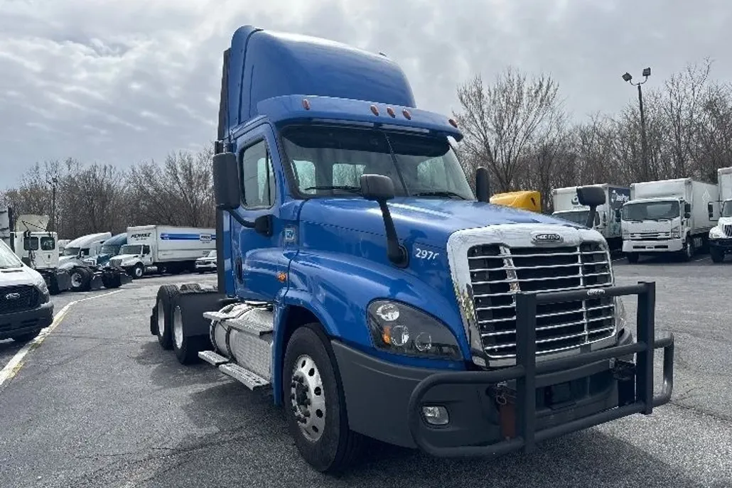 2020 Freightliner Cascadia 125" Sleeper Cab photo 1