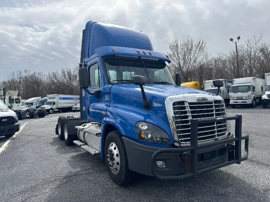 2020 Freightliner Cascadia 125" Sleeper Cab photo 1