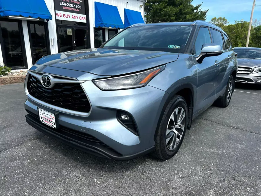 2021 Toyota Highlander XLE photo 1
