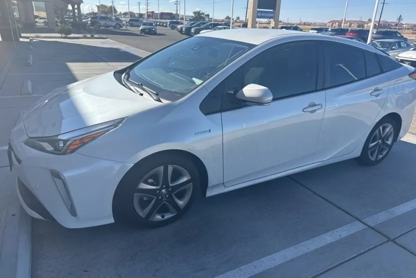 2022 Toyota Prius XLE photo 1