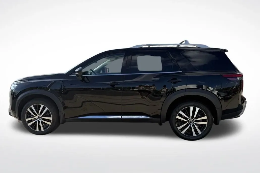 2023 Nissan Pathfinder Platinum photo 1