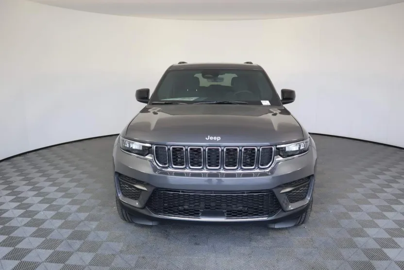 2025 Jeep Grand Cherokee Laredo photo 1