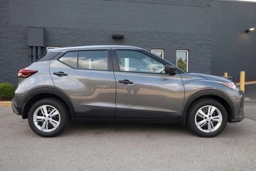 2025 Nissan Kicks Play S photo 1