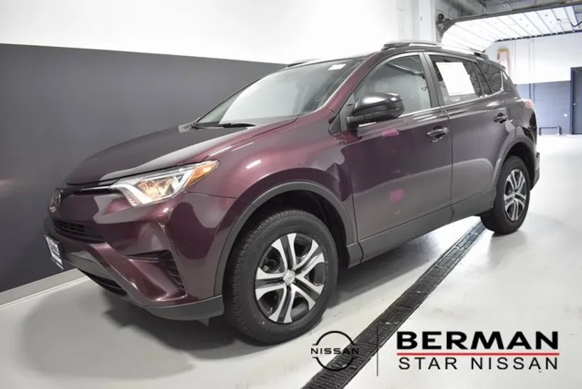 2017 Toyota RAV4 LE photo 1