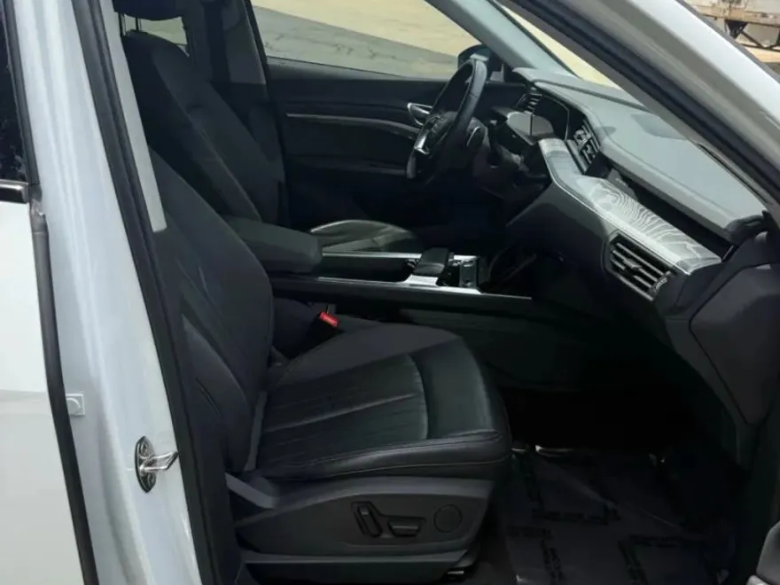 2022 Audi e-tron Premium photo 1