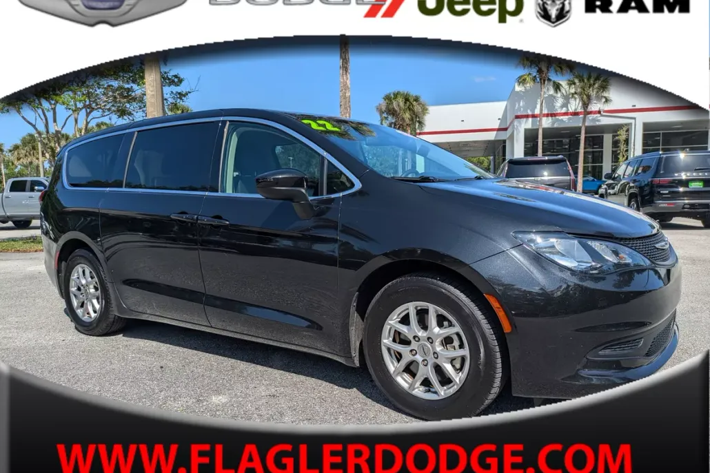 2022 Chrysler Voyager LX photo 1