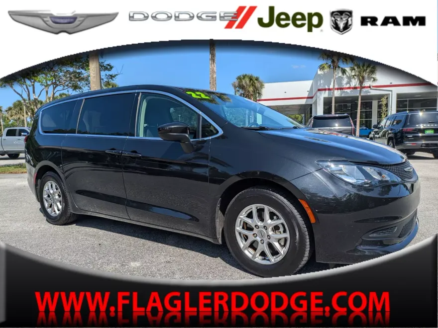 2022 Chrysler Voyager LX photo 1