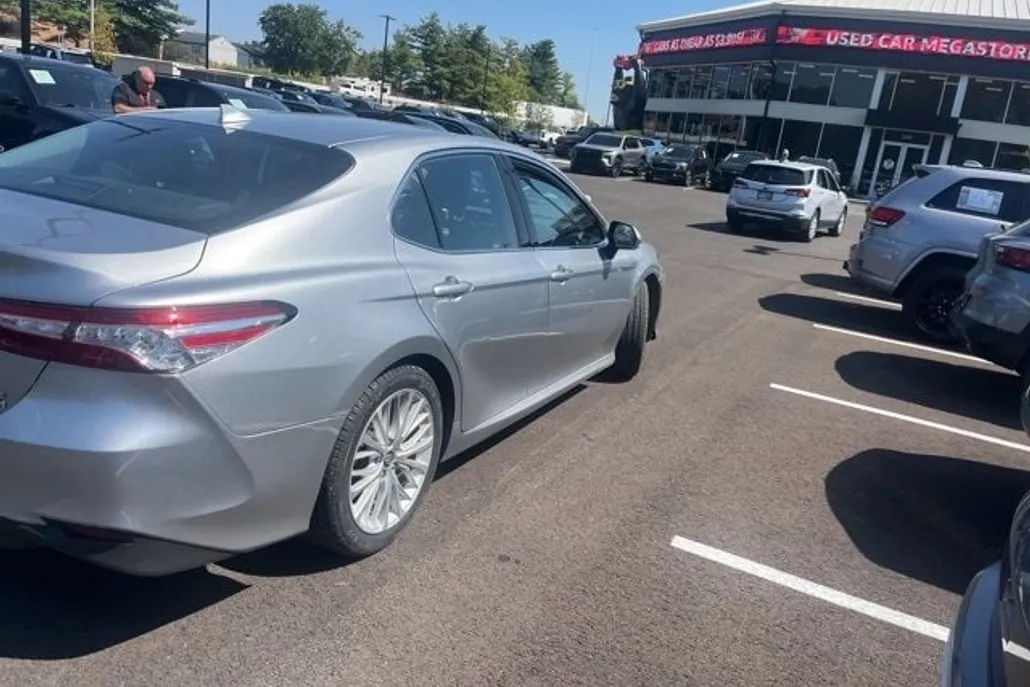2020 Toyota Camry Hybrid XLE photo 1