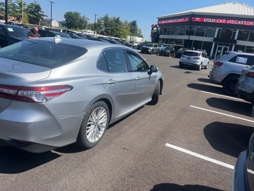 2020 Toyota Camry Hybrid XLE photo 1