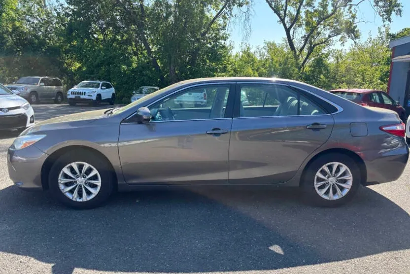 2015 Toyota Camry LE photo 1