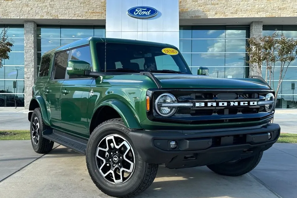 2025 Ford Bronco Outer Banks photo 1
