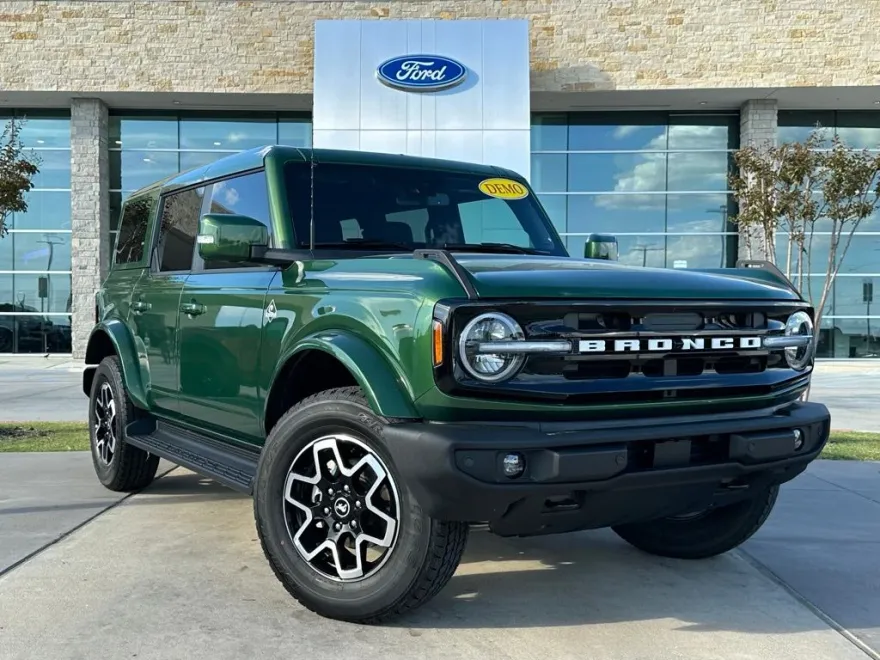 2025 Ford Bronco Outer Banks photo 1