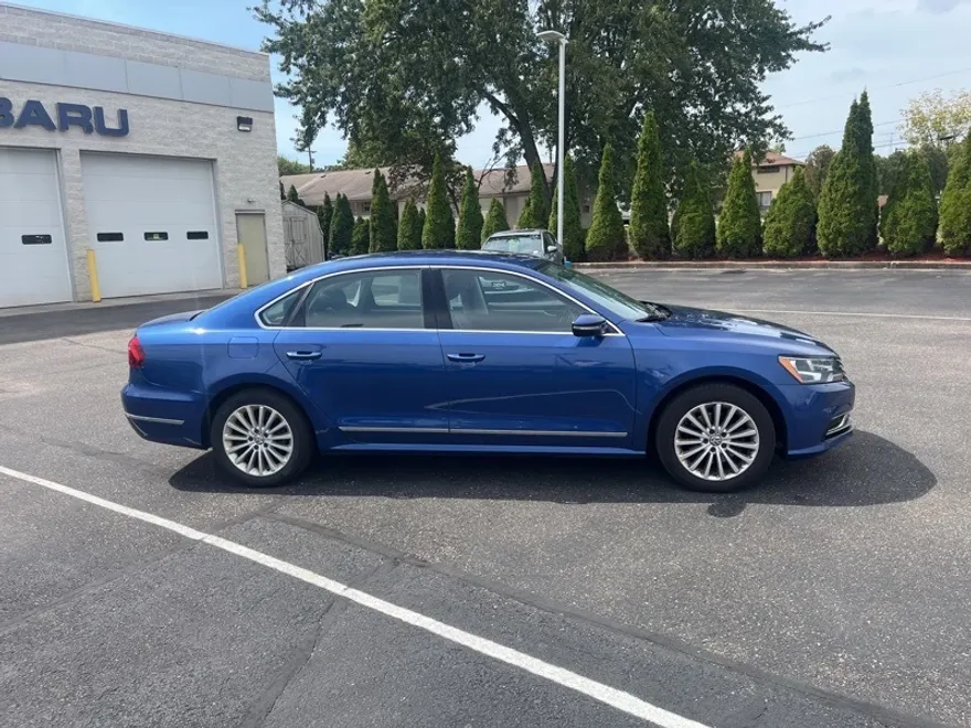 2017 Volkswagen Passat SE photo 1
