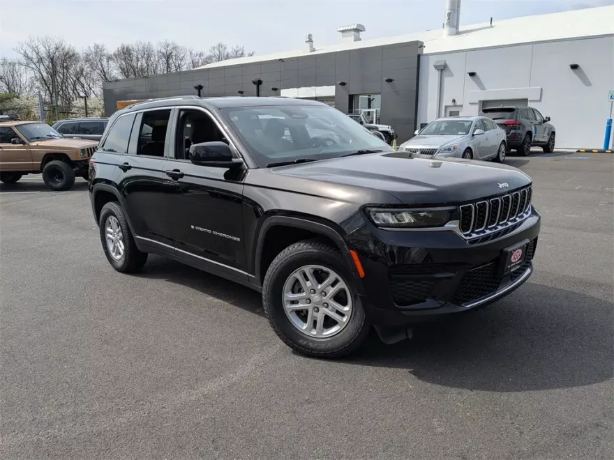 2022 Jeep Grand Cherokee Laredo photo 1
