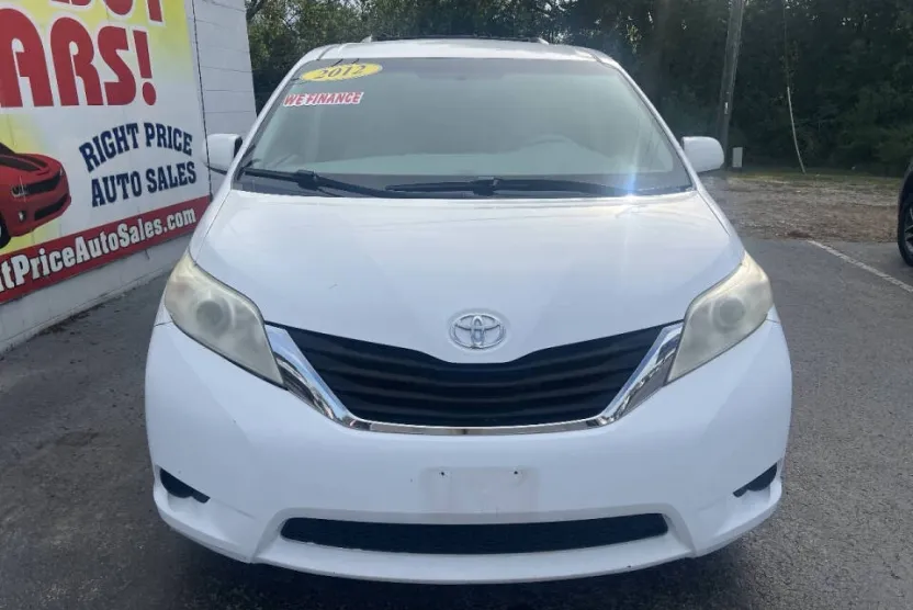 2012 Toyota Sienna LE photo 1