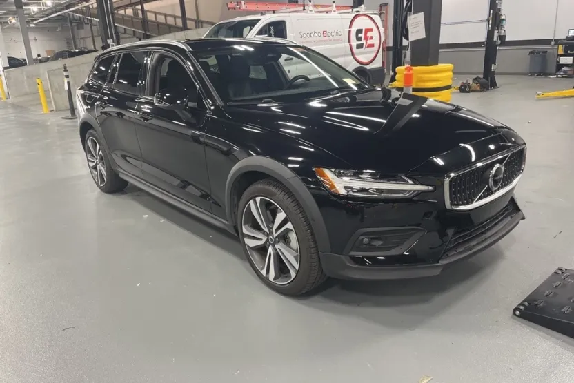 2025 Volvo V60 Cross Country B5 Plus photo 1