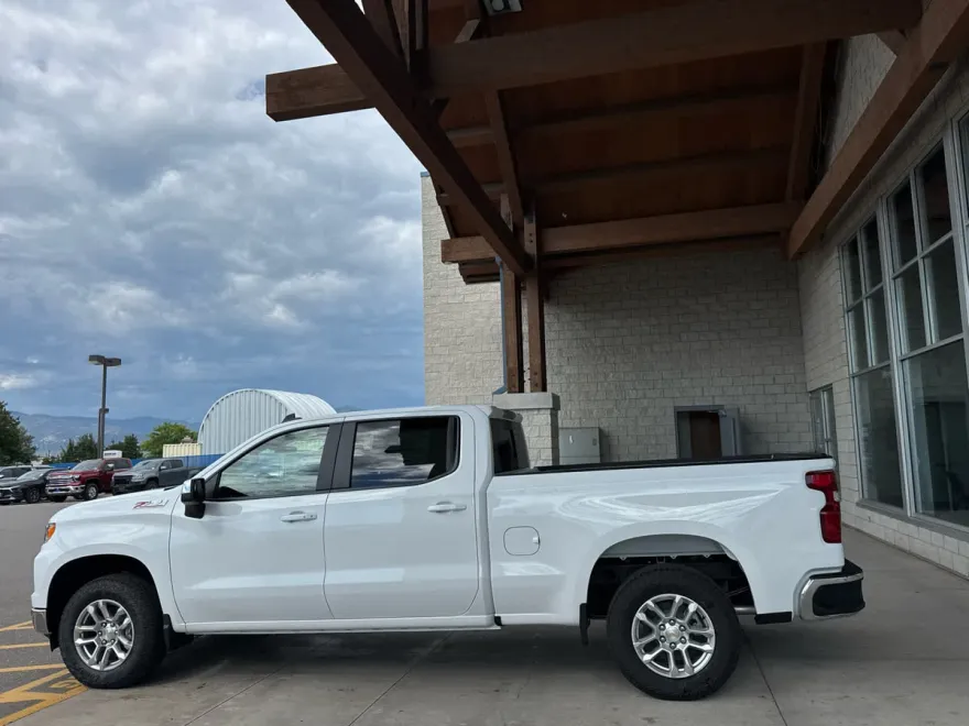 2026 Chevrolet Silverado 1500 LT photo 1