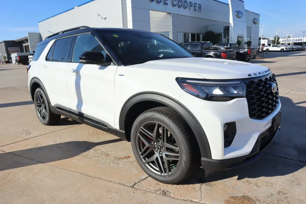 2025 Ford Explorer ST-Line photo 1