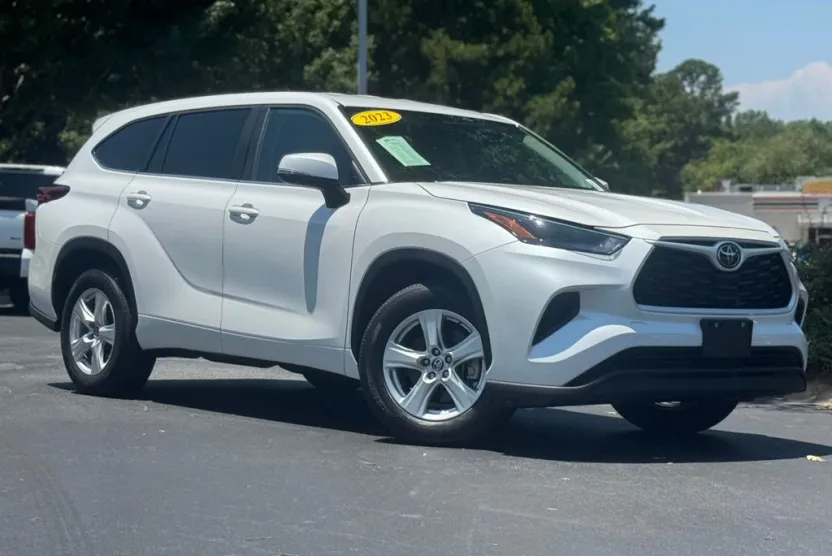 2023 Toyota Highlander L photo 1