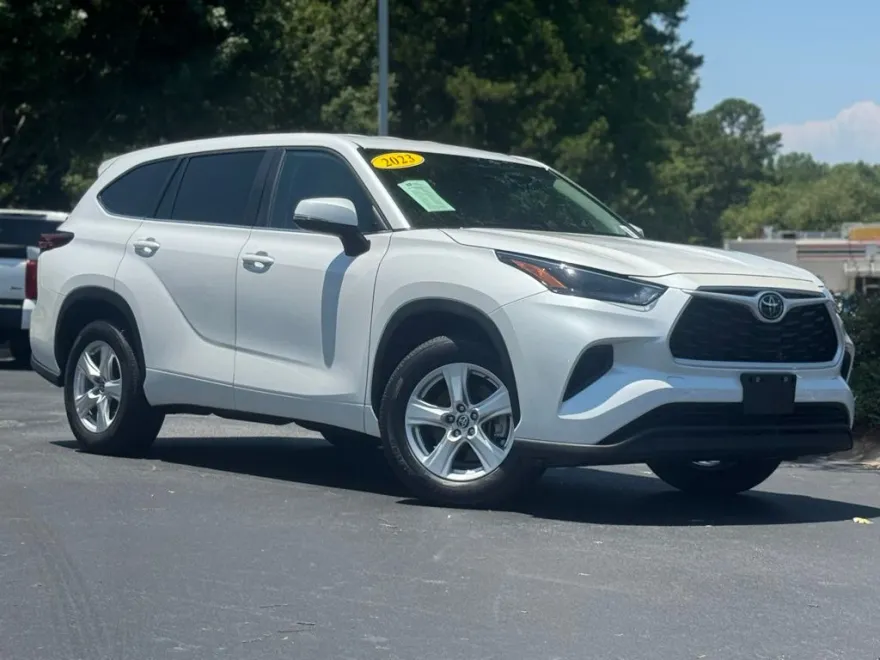 2023 Toyota Highlander L photo 1
