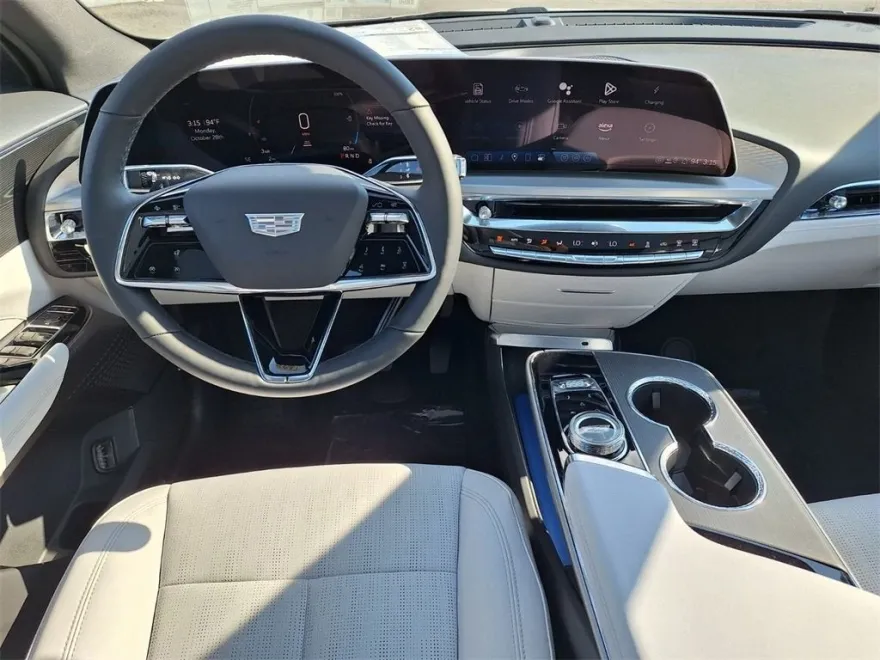 2025 Cadillac Lyriq Luxury photo 9