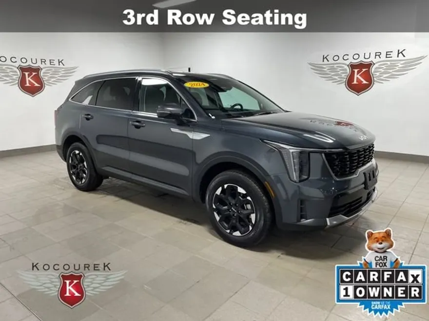 2024 Kia Sorento S photo 1