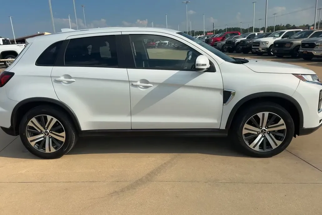 2024 Mitsubishi Outlander Sport SE photo 1