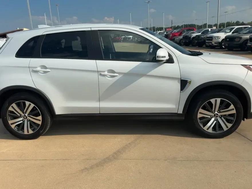 2024 Mitsubishi Outlander Sport SE photo 1