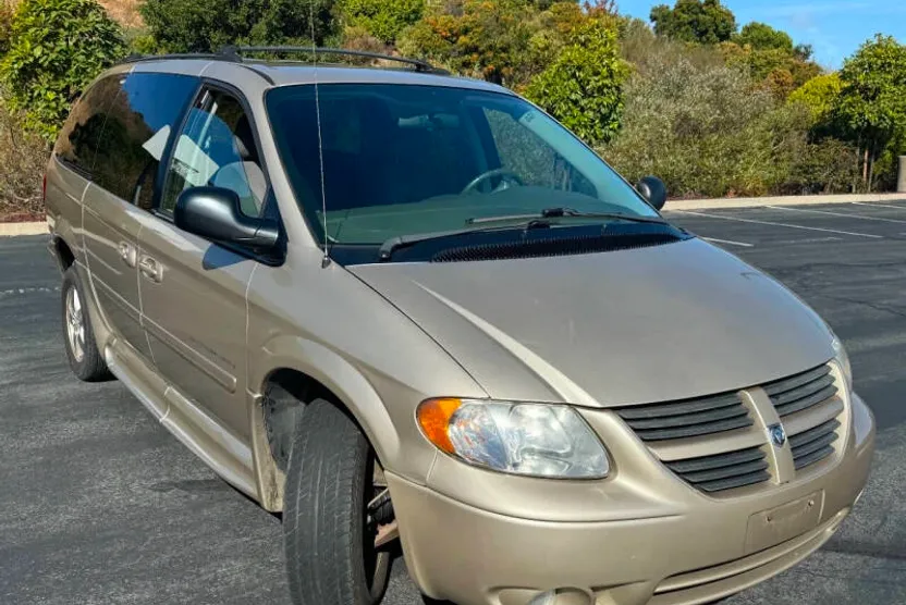 2005 Dodge Grand Caravan SXT photo 1