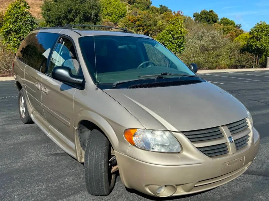 2005 Dodge Grand Caravan SXT photo 1