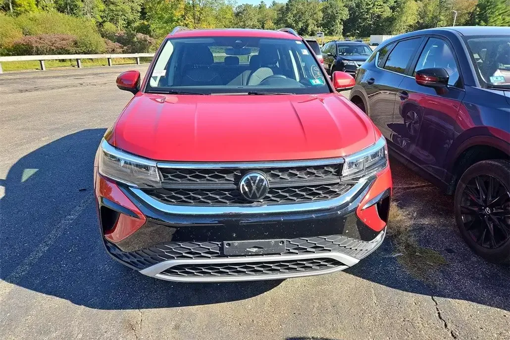 2024 Volkswagen Taos SE photo 1