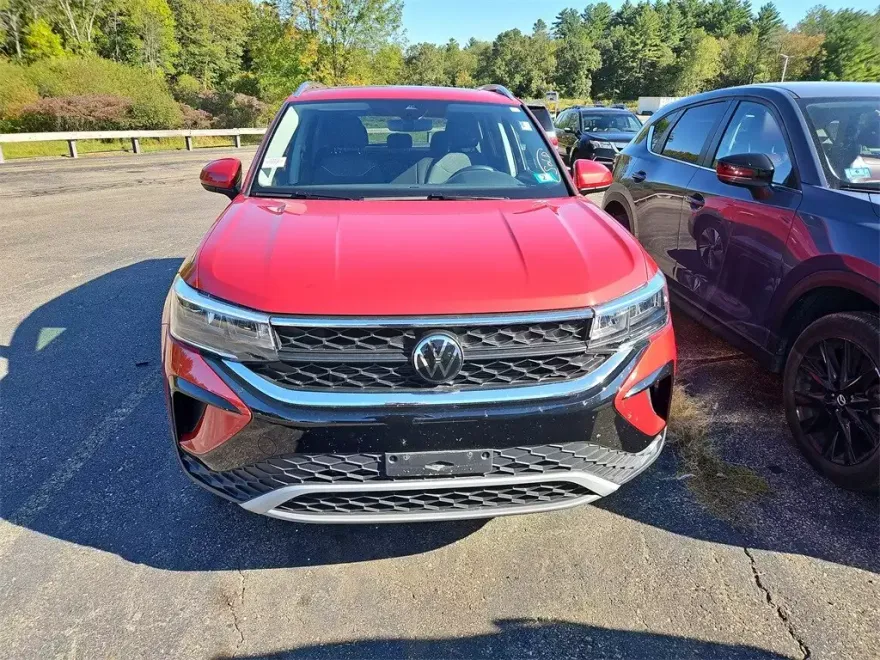 2024 Volkswagen Taos SE photo 1