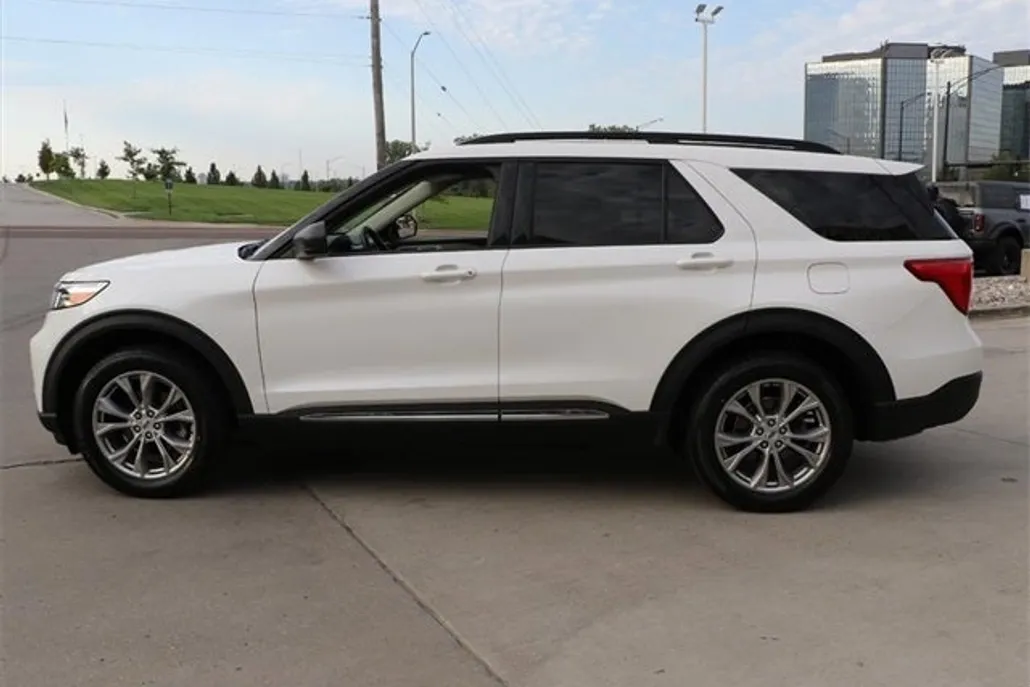 2022 Ford Explorer XLT photo 1